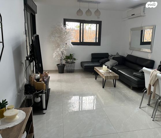 דירת גן, העשור 20, כלי שיר, מעלה אדומים