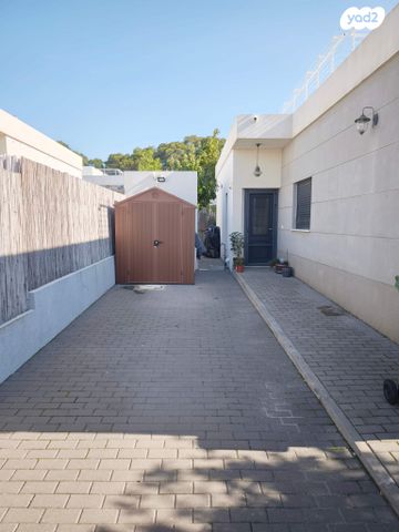 דו משפחתי, מרים בן פורת 14, האגרוף, עכו