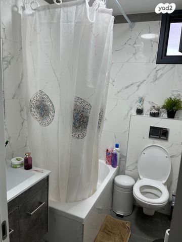 דירת גן, העשור 20, כלי שיר, מעלה אדומים