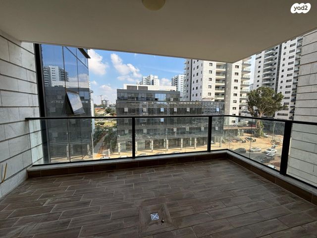 שדרות יצחק שמיר 15