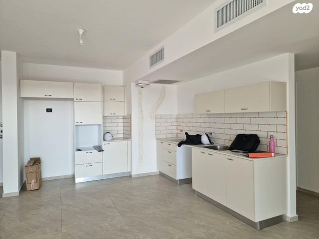 מאה ושישים 1