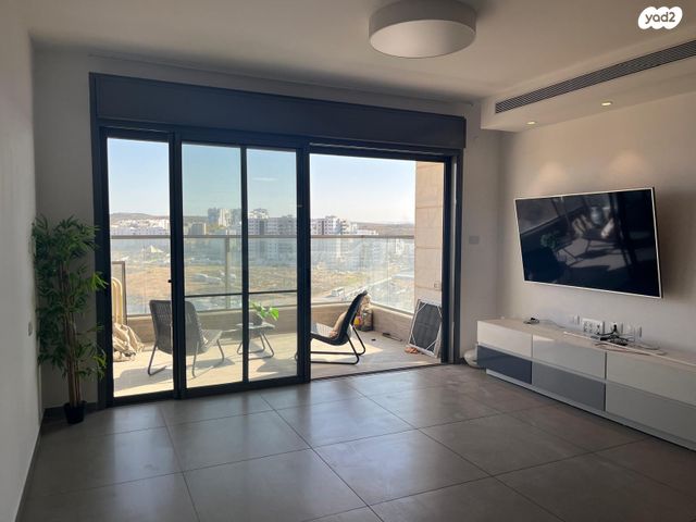 יונתן רטוש 10