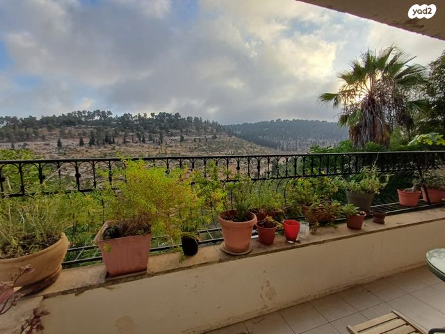 דירה, יהודה קורט בלומנפלד 23, קרית היובל, ירושלים