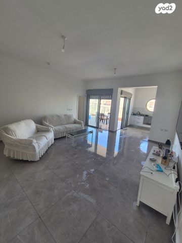 גג/ פנטהאוז, אלטנטורה 12, ג'סר א זרקא, ג'סר א זרקא