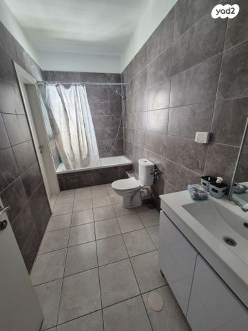 גג/ פנטהאוז, אלטנטורה 12, ג'סר א זרקא, ג'סר א זרקא