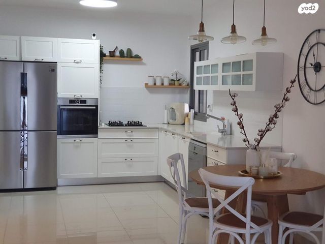 שושנה דמארי 22