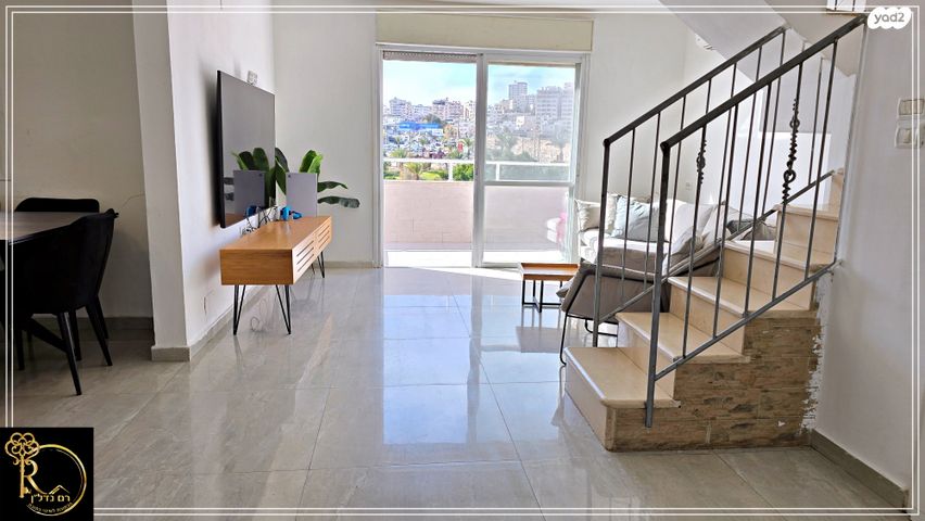 גג/ פנטהאוז, פרי מגדים, מגדים, מעלה אדומים