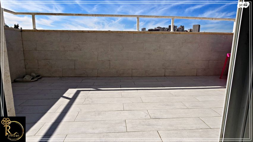 גג/ פנטהאוז, פרי מגדים, מגדים, מעלה אדומים