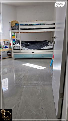 גג/ פנטהאוז, פרי מגדים, מגדים, מעלה אדומים