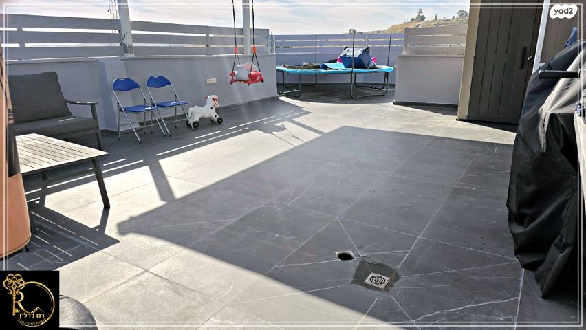 גג/ פנטהאוז, פרי מגדים, מגדים, מעלה אדומים