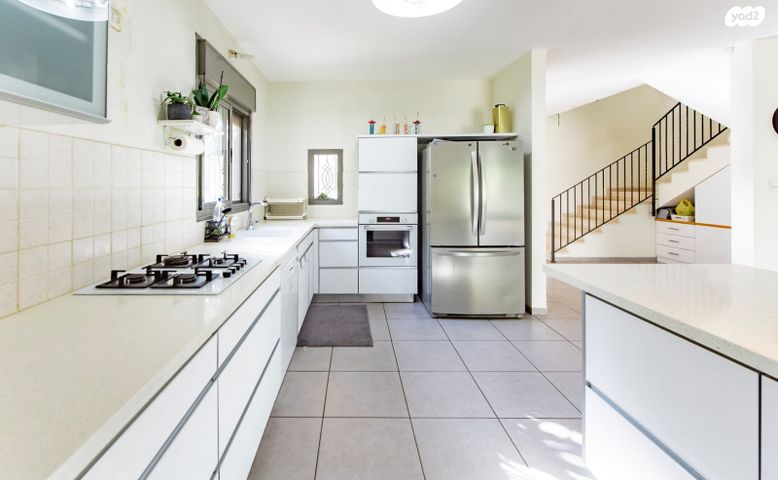 דו משפחתי, הרי יהודה 5, רחובות ההולנדית, רחובות