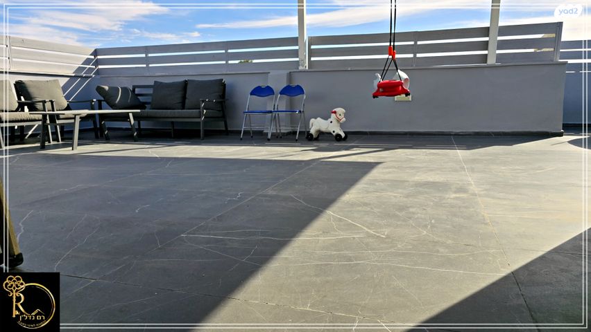 גג/ פנטהאוז, פרי מגדים, מגדים, מעלה אדומים