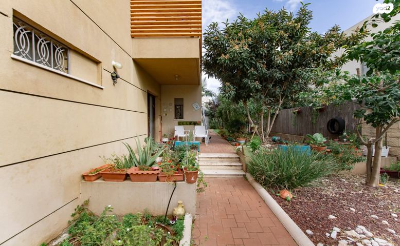 דו משפחתי, הרי יהודה 5, רחובות ההולנדית, רחובות