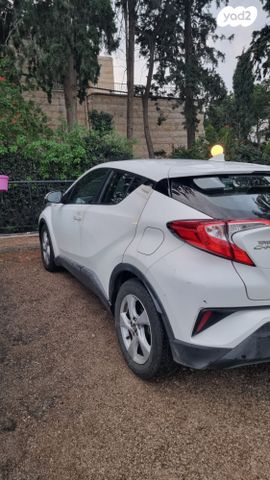 מודעת רכב טויוטה C-HR