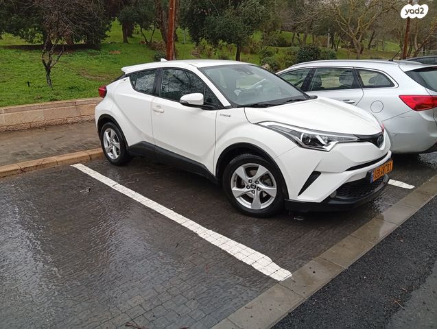 מודעת רכב טויוטה C-HR