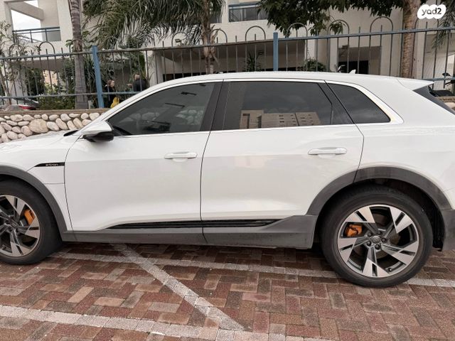 מודעת רכב אאודי E-tron
