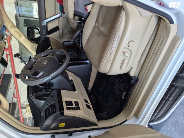 טויוטה לנד קרוזר