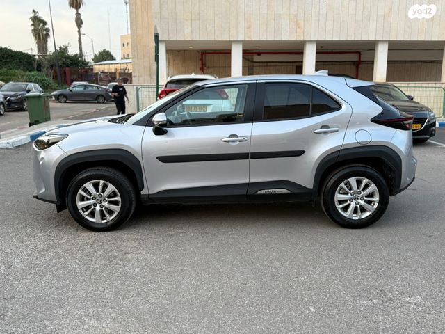 מודעת רכב טויוטה יאריס קרוס