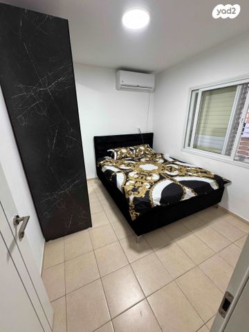 דירה, תשי"ג 6, פנחס ספיר, מגדל העמק