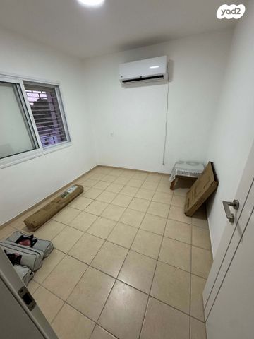 דירה, תשי"ג 6, פנחס ספיר, מגדל העמק