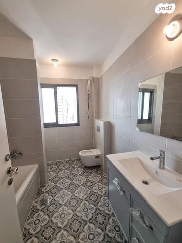 דירה, כלנית 8, הפרחים, חריש