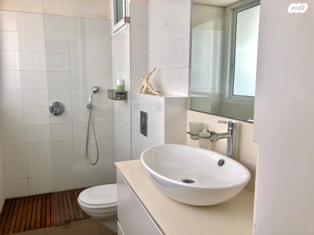 לאה גולדברג 10