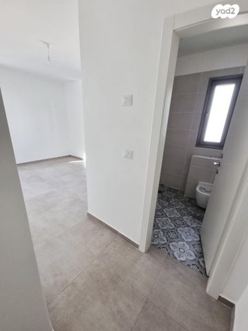 דירה, כלנית 8, הפרחים, חריש