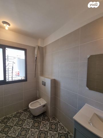 דירה, כלנית 8, הפרחים, חריש