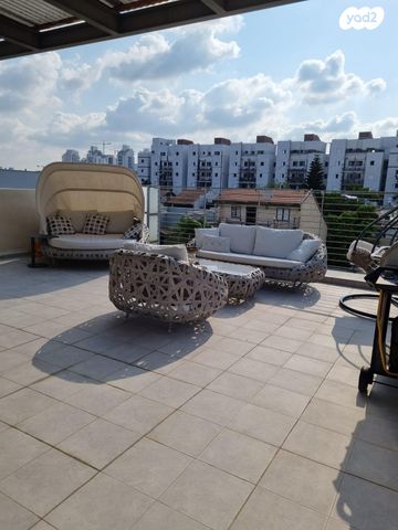 גג/ פנטהאוז, חיים סירני 26, נווה רמז, חולון