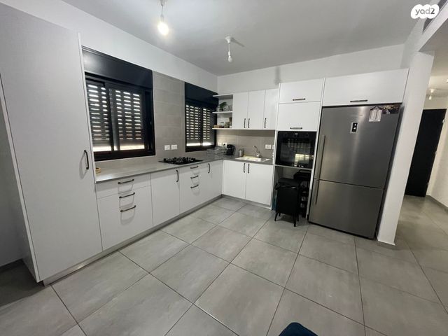 בתיה מקוב 24