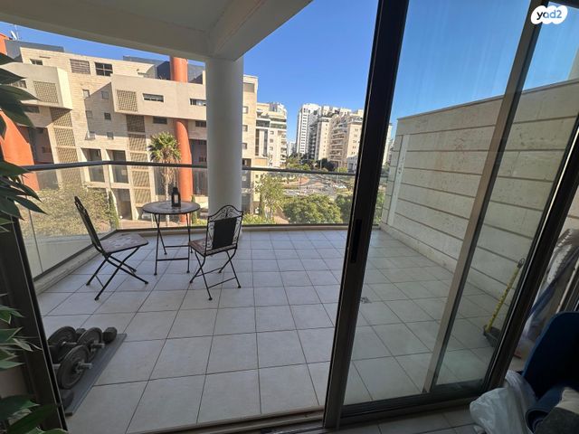 דירה, כרמל 1, אחוזת הנשיא, רחובות