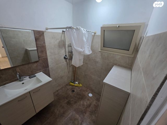 דירה, המייסדים 56, שאר העיר, מנחמיה