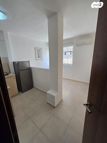 דירה, הרב עוזיאל 15, לב העיר, בת ים