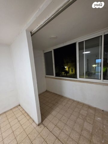 דירה, המייסדים 56, שאר העיר, מנחמיה