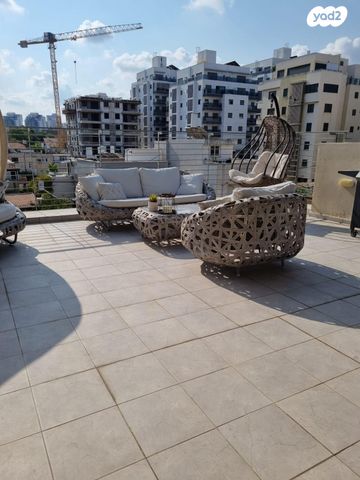 גג/ פנטהאוז, חיים סירני 26, נווה רמז, חולון