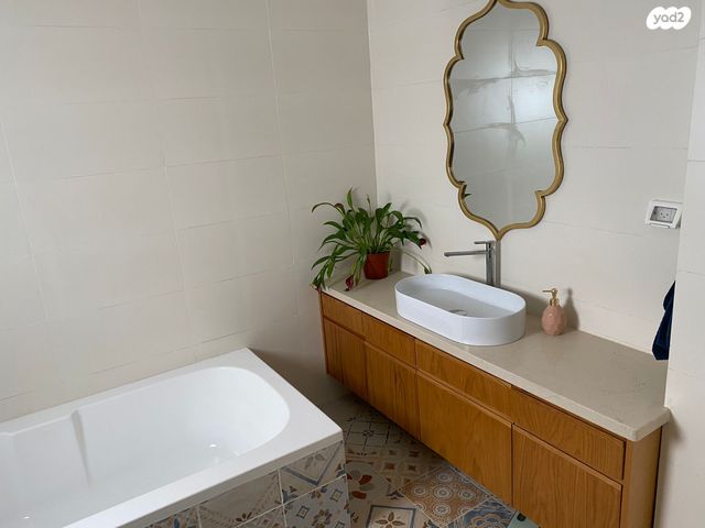 דו משפחתי, הדרור 7, חבר, חבר