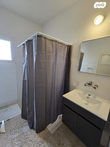 דירה, רמב"ם 53, רמב"ם, ראשון לציון