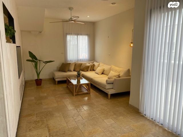 דו משפחתי, הדרור 7, חבר, חבר