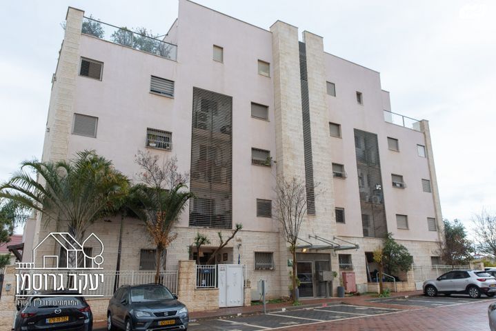 דירה, צור יצחק, צור יצחק