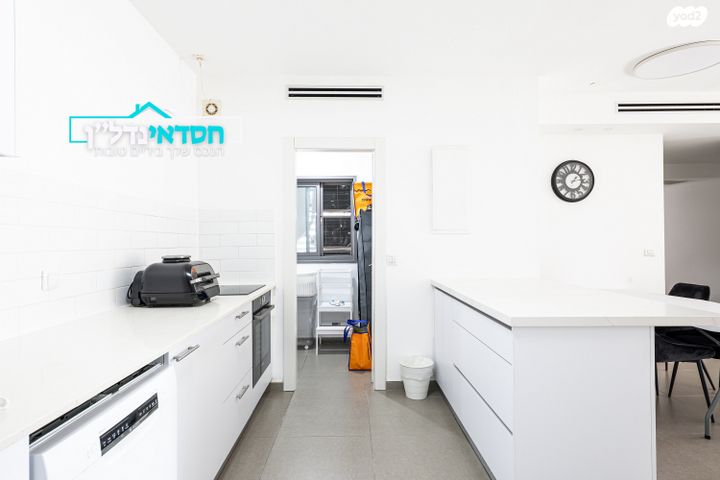 דירה, עוזי חיטמן, נאות שמיר, יבנה