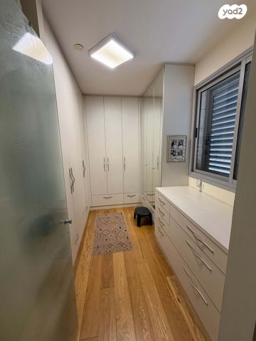 גג/ פנטהאוז, המגינים, מודיעין מכבים רעות