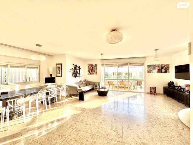 טריפלקס, דוד רמז, נתניה