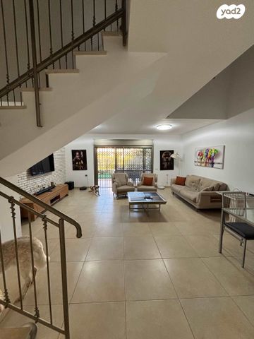 דירת גן, צור יצחק, צור יצחק