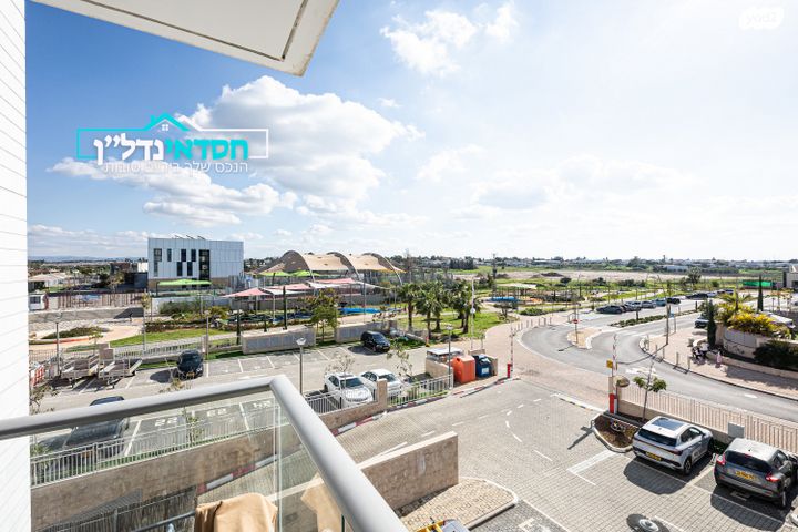 דירה, עוזי חיטמן, נאות שמיר, יבנה