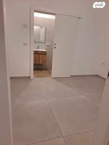 דירה, נתן ברניצקי, רמז, מערב ותיק, ראשון לציון