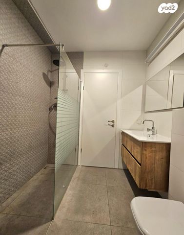 דירה, יגאל אלון, המרכז האזרחי, רמלה