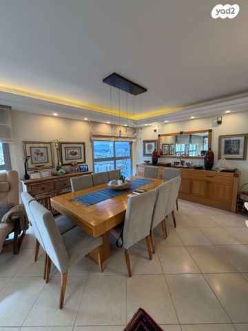 גג/ פנטהאוז, המגינים, מודיעין מכבים רעות