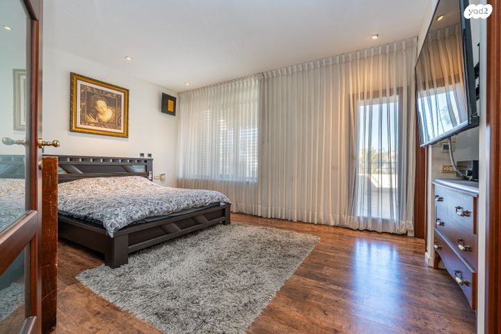 דו משפחתי, ברקת, אבני חן, קיסריה