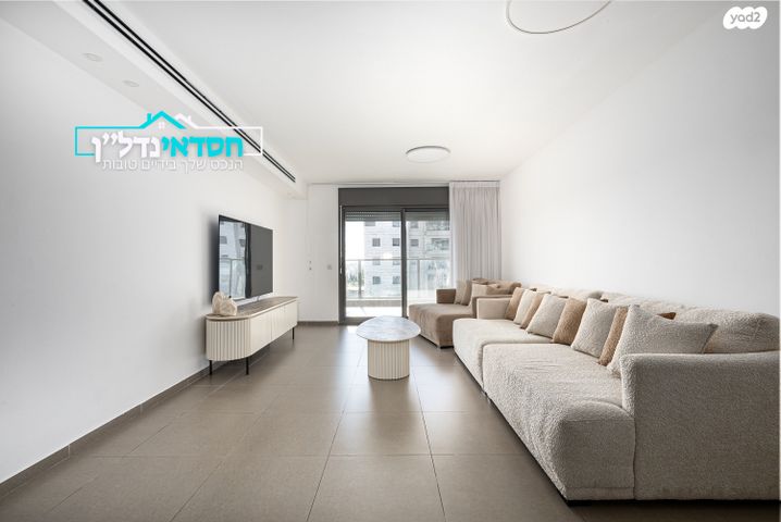 דירה, עוזי חיטמן, נאות שמיר, יבנה