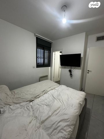 דירה, פרופ' יום טוב עסיס, ירושלים